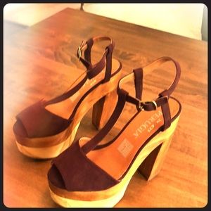 Perugia open toe heels size 7. Multi wood toned